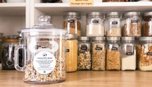 découvrez des astuces simples et efficaces pour vous débarrasser des mites alimentaires dans votre cuisine. apprenez à identifier ces nuisibles, prévenir leur apparition et éliminer toutes traces de leur présence pour retrouver un espace sain et propre.
